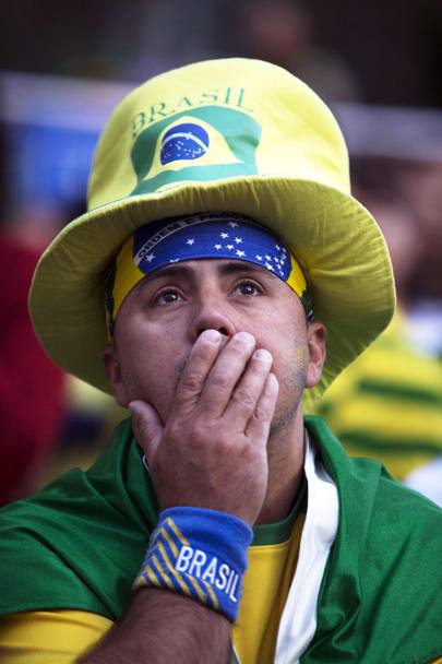 La disperazione di un tifoso brasiliano. Epa